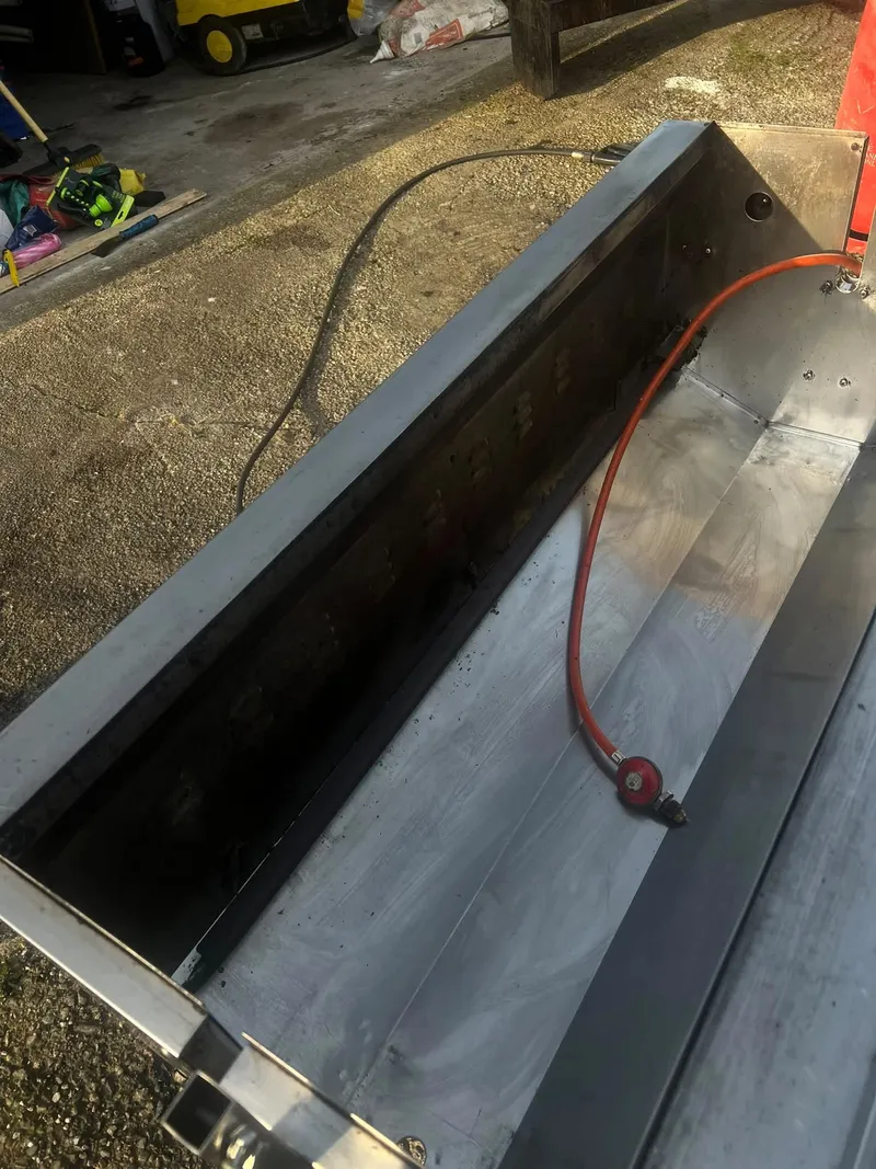 Cleaned tray and body of a hog roast machine